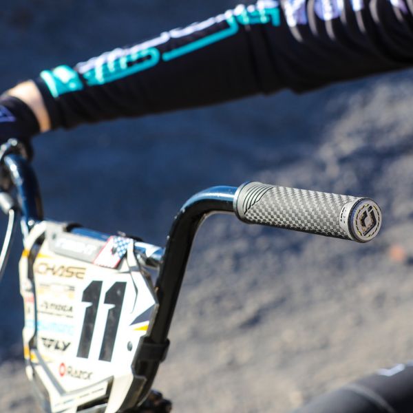 ODI CF FLANGELESS LOCK-ON GRIP